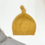 Шапочка вязана з помпоном гірчиця