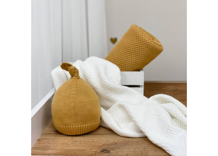 Шапочка вязана з помпоном гірчиця